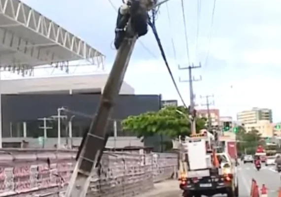 Poste é danificado após carro atingir estrutura na Avenida Gustavo Paiva