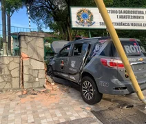 Viatura da PM em perseguição bate em muro no Farol; dois são presos