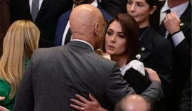 Abraço e beijo de Michelle Bolsonaro em Moraes geram críticas e dividem apoiadores