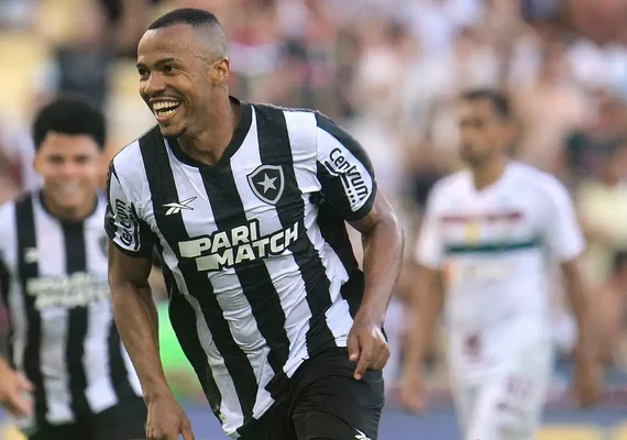 Botafogo bate Flu e fica na esperança de se classificar à semi no RJ