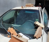 Carro invade casa em Marechal Deodoro