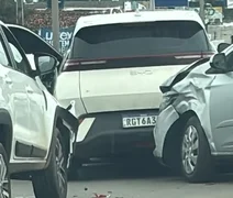 Engavetamento entre quatro veículos deixa apenas danos materiais em Arapiraca
