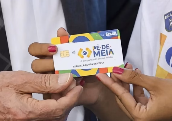 Com pé-de-Meia, Lula lança programa de valorização de professores