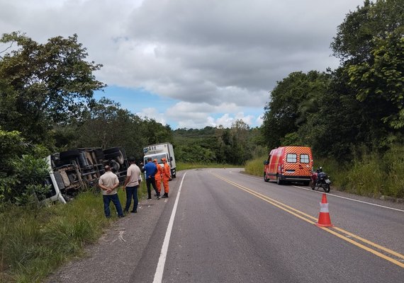 Carreta tomba e deixa três feridos na Fazenda Flor do Rocha, em Penedo