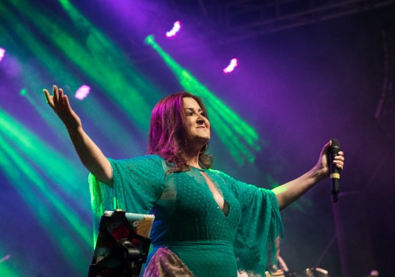 Lives solidárias ajudam cantores e músicos de Maceió