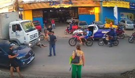 Idoso é atropelado, arremessado contra caminhão e fica em estado grave em AL