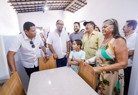 Prefeitura de Palmeira entrega casa nova e mobiliada a idoso vítima das chuvas