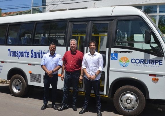 Prefeito Joaquim Beltrão entrega micro-ônibus à população