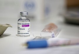 Coquetel da AstraZeneca contra Covid reduz risco de casos graves e morte