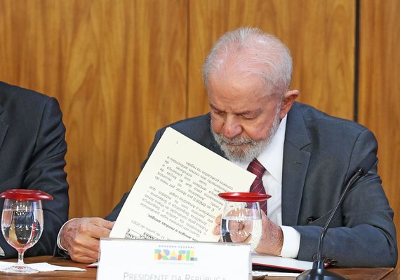 Lula veta lei que reconhecia estágio como experiência profissional