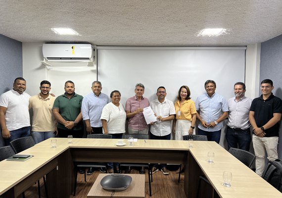 Unicafes-AL discute expansão de parcerias com o Sebrae em reunião com Superintendente Domicio Silva