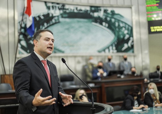 Governador de AL anuncia revisão de contribuição previdenciária de servidores