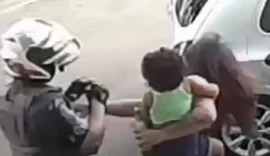 Vídeo mostra PM socando mulher com bebê no colo durante confusão em adega
