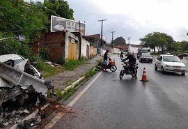 Motorista fura bloqueio, colide com poste e fica ferido no Jacintinho