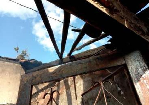 Em Arapiraca, vila é atingida por incêndio; um dos cômodos foi totalmente destruído