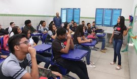 Alunos que se tornam monitores auxiliam colegas com dificuldades em matemática