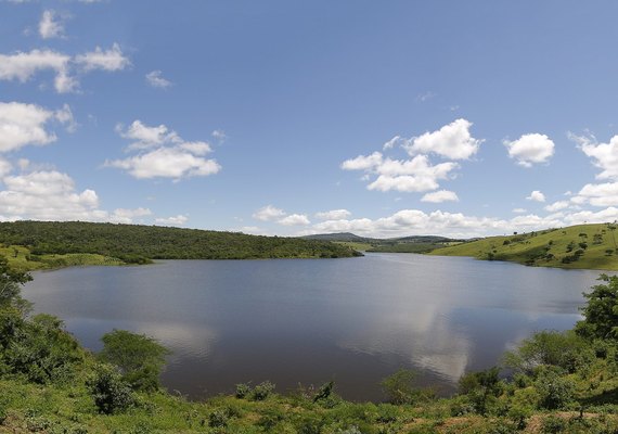 Seagri realiza peixamento em barragens de Palmeira dos Índios