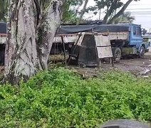 Motorista que vive na própria carreta abandonada em Maceió sonha em voltar à terra natal