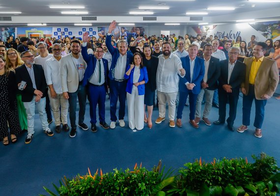 Governo do Estado lança Data Jovem e o programa Tô No Corre, com bolsas de R$ 400