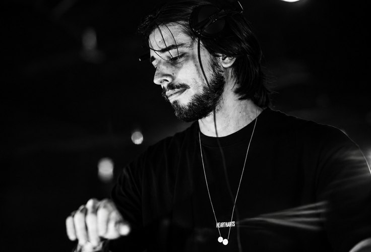 Sábado no 300 Sky Bar: Dorsa conduz a trilha sonora de uma noite acima de São Paulo