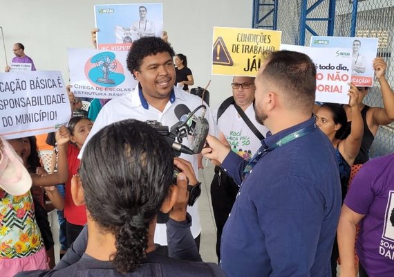 Comunidade protesta por infraestrutura digna em escola municipal de Maceió