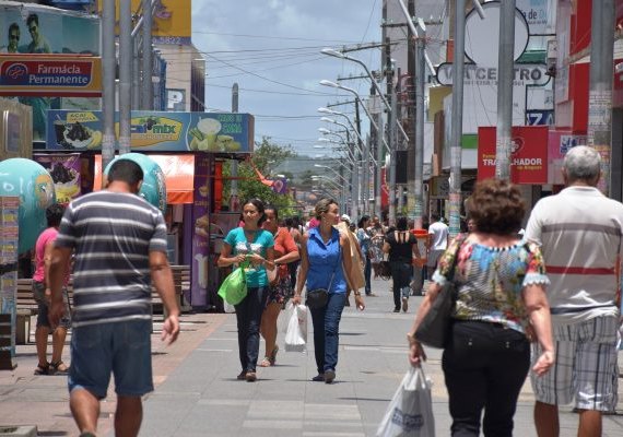 Maceioenses buscam comprar à vista para evitar dívidas, diz pesquisa