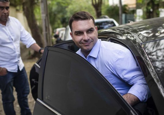 Ex-assessor de Flávio Bolsonaro tem investigação suspendida por juiz