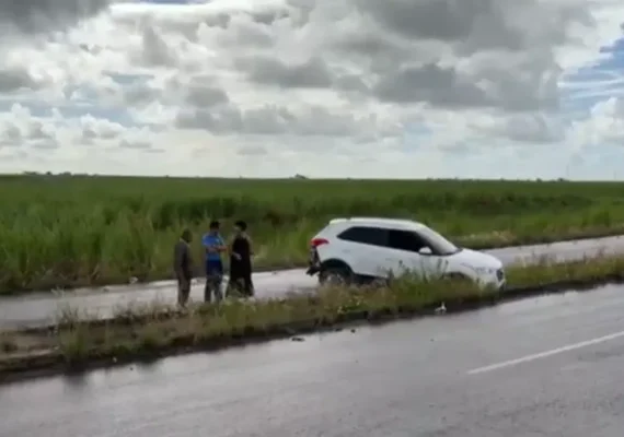 Pista molhada causa colisão e carro invade canteiro na AL-405