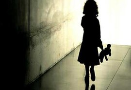 Mulher é presa por permitir que idosos abusassem de sua filha por R$ 50