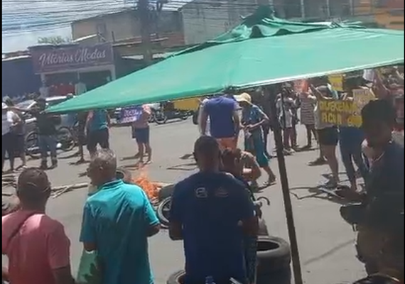 Moradores protestam contra a falta de água e bloqueiam avenida no Benedito Bentes