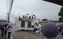 Debaixo de chuva, moradores dos bairros Pinheiro, Bebedouro, Mutange e Bom Parto realizaram protesto