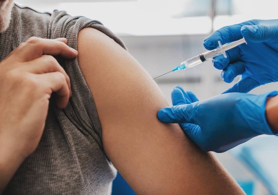 Vacinação em dia contra gripe e Covid reduz risco de infarto e AVC em até 40%