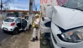 Motorista se distrai com GPS, bate em poste e destrói frente do carro, em Maceió