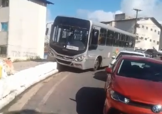 VÍDEO: Ônibus colide contra mureta de proteção, no Jacintinho