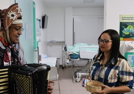 Sanfona transforma hospital e leva alegria a pacientes internados