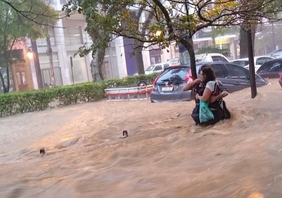 Sobe para 55 o número de mortes no Rio após fortes chuvas; veja vídeo da destruição