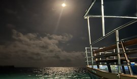 Passeio noturno às piscinas naturais de Ponta Verde atrai turistas e nativos