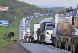 Bolsonaro faz apelo para caminhoneiros não entrarem em greve