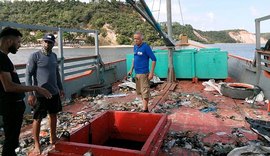 Barco encalhado com 50 t de contrabando tem restante da carga saqueada na Barra de São Miguel