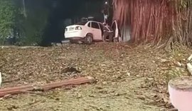 Vídeo: carro perde controle e quase cai em ribanceira no Farol, em Maceió