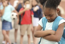 Menina de 4 anos tem braço quebrado e é alvo de racismo em escola