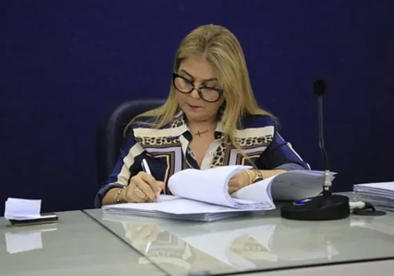 Vereadora se licencia na Câmara de Maceió e passa mandato para o próprio filho