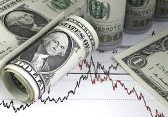 Dólar chega a R$ 5,55 e bolsa tem alta de mais de 1%