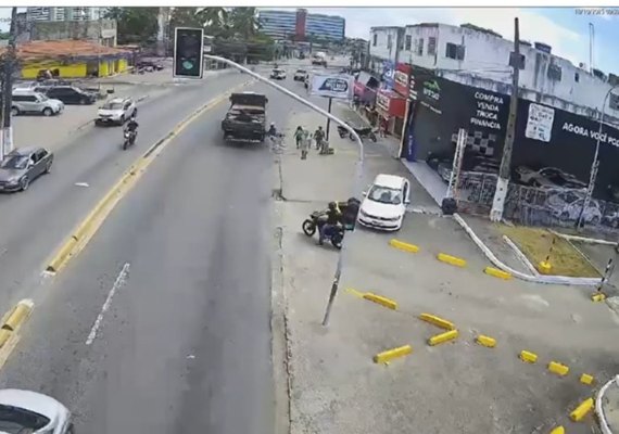 Ciclista é atropelado por caminhão na Av. Juca Sampaio, em Maceió