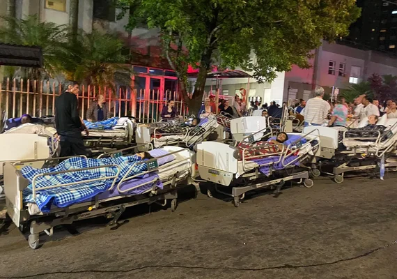 Pacientes nas macas são colocados em via pública após incêndio atingir hospital