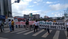 Rodoviários da Veleiro bloqueiam a faixa azul na Fernandes Lima