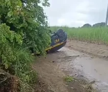 Viatura da PRF capota em pista molhada da BR-101 durante forte chuva