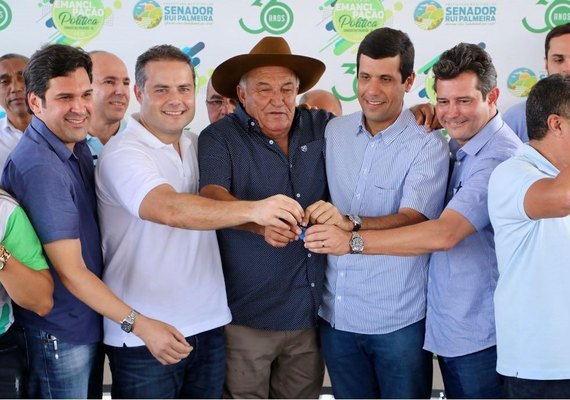 Governo de Alagoas entrega tratores a 14 municípios sertanejos