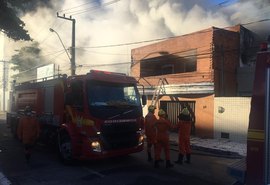 Depósito de hotel é atingido por incêndio no bairro de Cruz das Almas