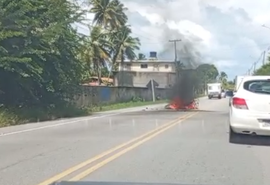 Moto pega fogo após colisão na AL-101 Norte, em Maceió